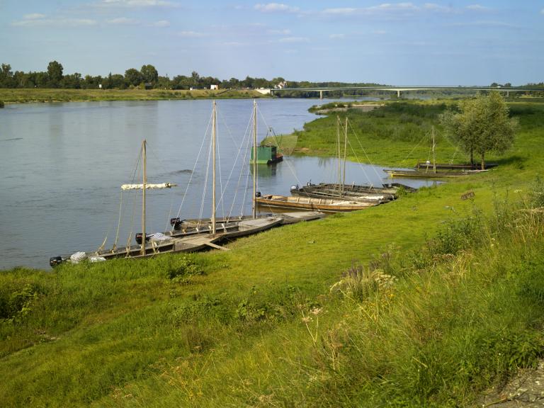Bateaux de Loire et pont traversant le fleuve en arrière plan. Vue prise de la rive gauche vers l'amont.