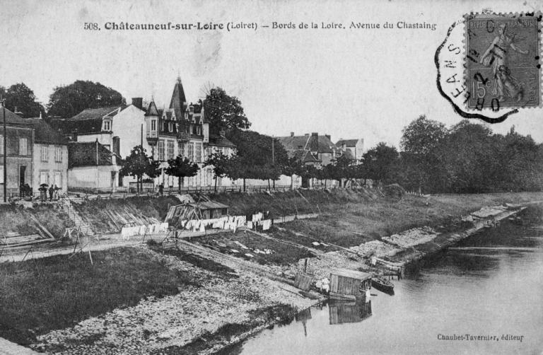 Carte postale ancienne vers 1900, section de la cale située en amont du pont. (archives départementales du Loiret, 1 ph 1714).