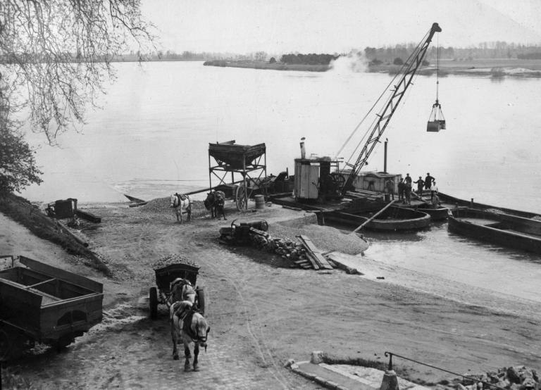 Photographie ancienne, années 1930 (?) : chargement de marchandises à l'aide d'une grue. (archives départementales du Loiret, 1 ph 1716).