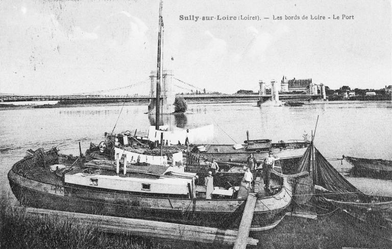 Port de Saint-Père, bateaux amarrés. Carte postale ancienne, premier quart du XXe siècle. (archives départementales du Loiret, 1 ph 2485).