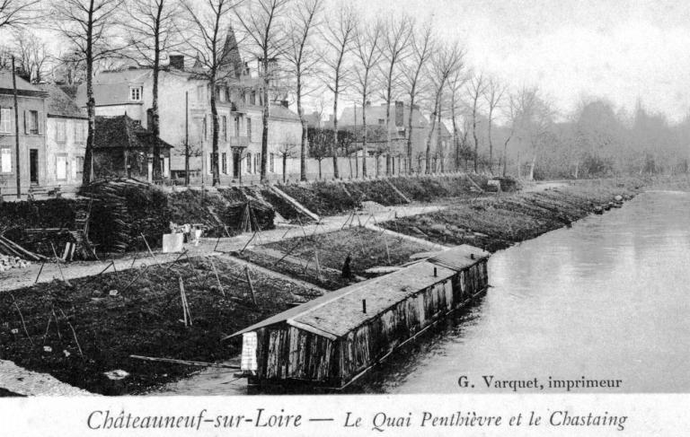 Le quai Penthièvre. Carte postale ancienne. (archives départementales du Loiret, Coll. G. Pouillot 139).