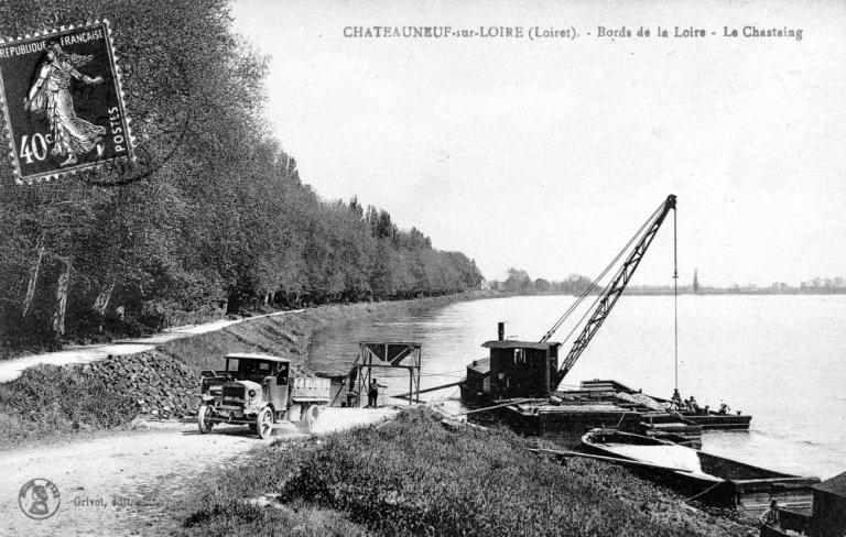 Vue d'ensemble vers l'amont. Carte postale ancienne. (archives départementales du Loiret, Coll. G. Pouillot 160).