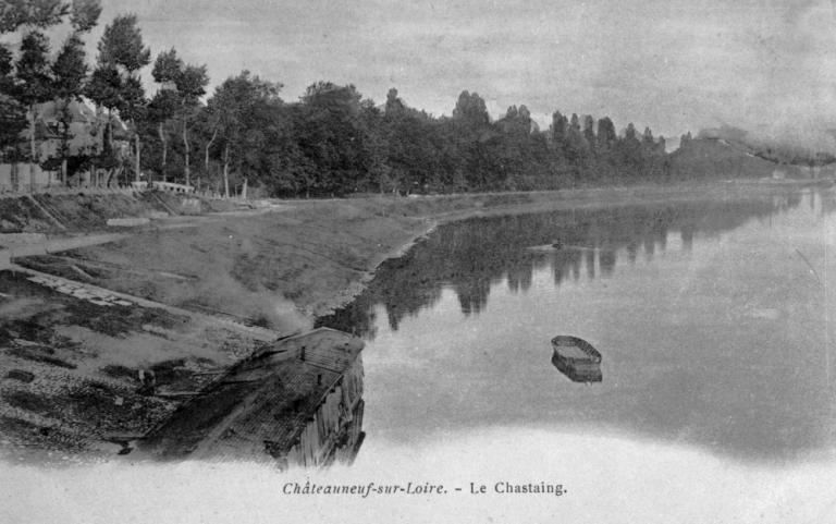 Partie amont du port de Châteauneuf, vue prise vers l'amont. Carte postale ancienne. (archives départementales du Loiret, Coll. M. Rigaud 1655).