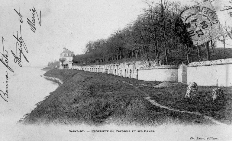 Propriété du Pressoir et ses caves, début du XXe siècle. Carte postale ancienne. (archives départementales du Loiret, Coll. M. Rigaud 2128).