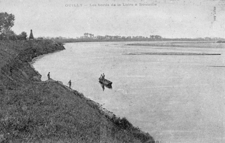 Carte postale ancienne avec, à gauche, la cale abreuvoir simple. (archives départementales du Loiret, Coll. M. Rigaud 2730).