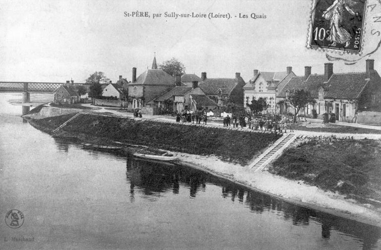 Carte postale ancienne figurant le port de Saint-Père établi entre les deux ponts. (archives départementales du Loiret, Coll. M. Rigaud 2746).