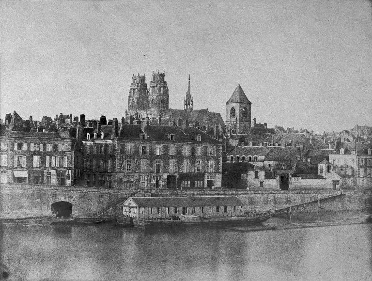 Quai du Châtelet (rive droite) et bateau lavoir, photographie ancienne, milieu XIXe siècle. (archives départementales du Loiret, 25 Fi 2-107 (2). DCT 19383).