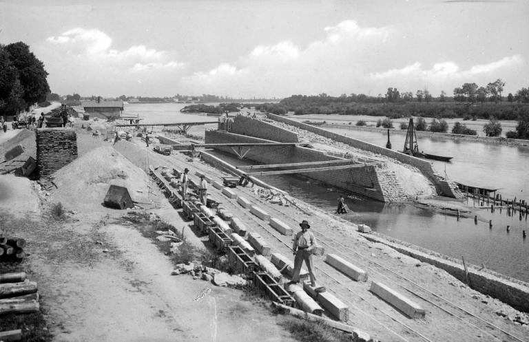 Prolongement du canal d'Orléans entre Combleux et Orléans (1910-1921). Construction de l'une des cales. Photographie ancienne. (archives départementales du Loiret, Coll. Jules Loddé 534).