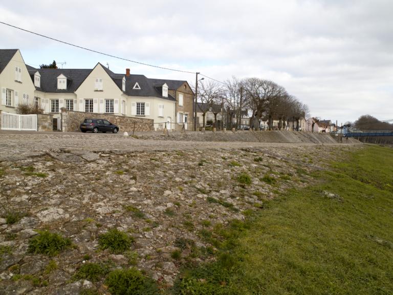Le pavement descendant vers la Loire.