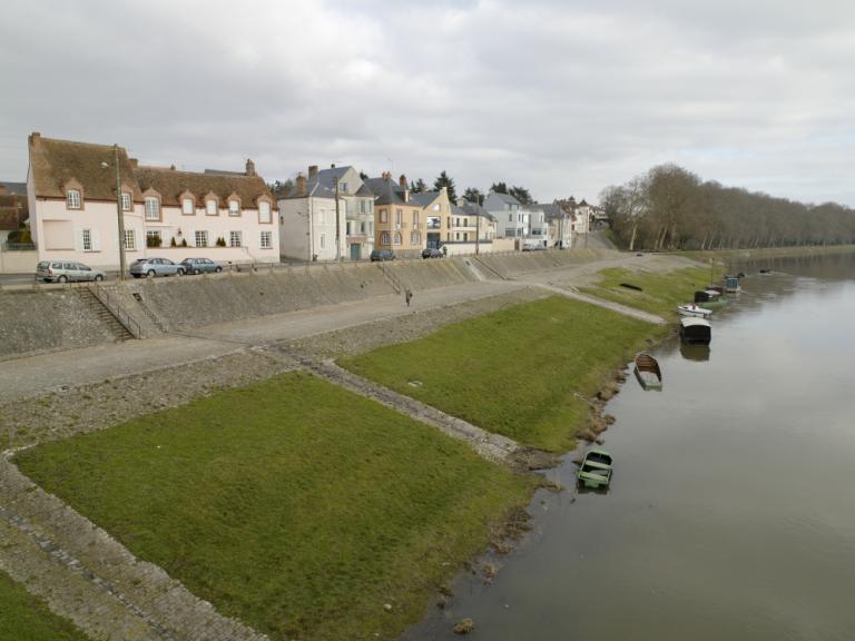 Section située en amont du pont suspendu. Vue d'ensemble prise du pont vers l'amont.