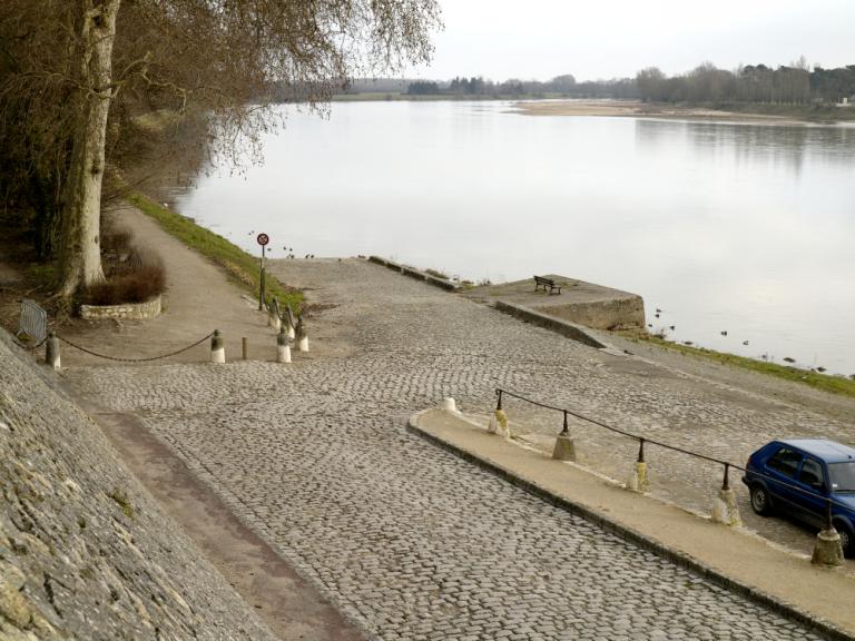 Vue générale prise vers l'amont. Au premier plan, rampe d'accès au quai Penthièvre.