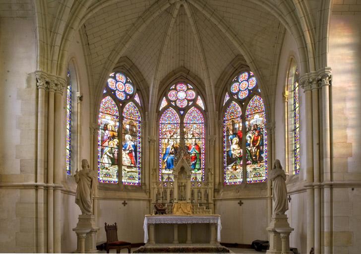 Vue d'ensemble. Verrières situées dans le choeur et réalisées par le peintre verrier Gaspard Gsell (1814-1904). Le dessin du vitrail du couronnement de la Vierge a également été réalisé à l'identique à Sancerre (une maquette est conservée au Musée Carnavalet à Paris).