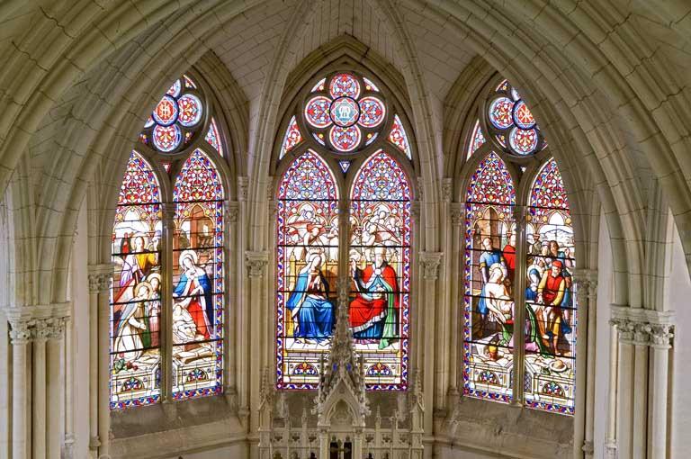 Vue d'ensemble. Verrières situées dans le choeur et réalisées par le peintre verrier Gaspard Gsell (1814-1904).