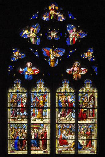 Vue d'ensemble. Verrière située au nord et réalisée par le peintre verrier Gaspard Gsell (1814-1904). Des anges musiciens et Saint-Marc et Saint-Mathieu illustrent les trilobes..