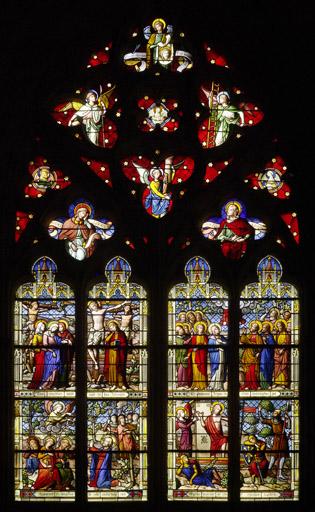 Vue d'ensemble. Verrière située au nord et réalisée par le peintre verrier Gaspard Gsell (1814-1904). Des anges présentant les objets de la Passion et Saint Jean et Saint Luc illustrent les trilobes..
