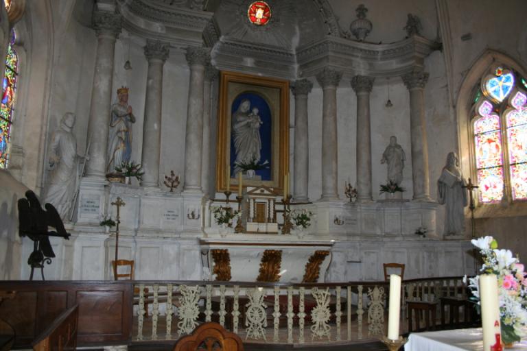 Choeur, vue de détail de l'autel et de la barrière de communion.