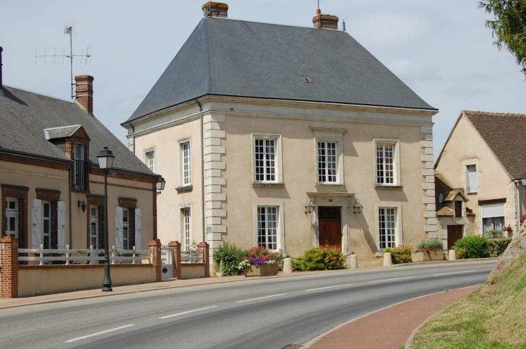 Vue générale depuis l'est. ; Bourg, 7 rue de l'Église, maison dite de la Bourbonnaise.