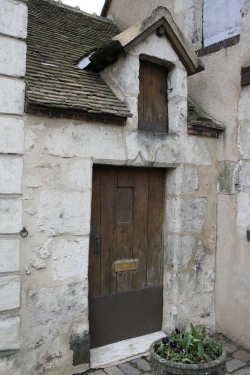 Bâtiment accolé au nord.