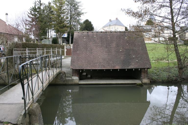 Bourg, rue des Lavandières, passerelle et lavoir. ; Passerelle et lavoir, vue générale sud.