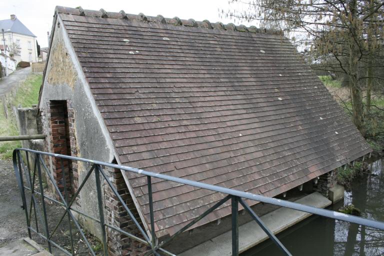 Lavoir, vue de trois quarts.