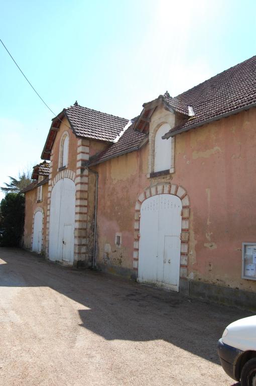 Écurie, façade nord-est, porte charretière centrale en saillie.