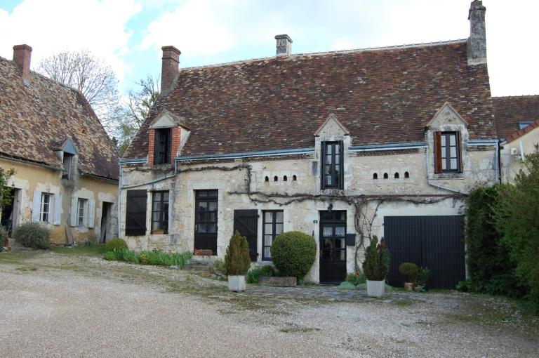 La Fuye, ferme à logements multiples de type bloc à terre en équerre (étudiée). ; Bâtiment sud-est, vue depuis l'ouest.