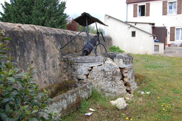 Puits et abreuvoir, vue de détail.