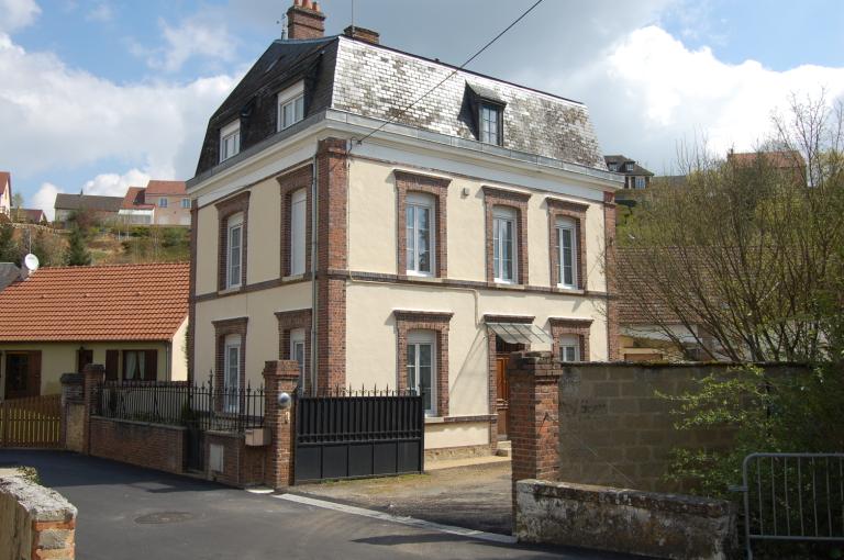 Vue générale depuis l'ouest. ; Bellevue, maison de notable de type maison à étage à toit à longs pans brisés (étudiée).