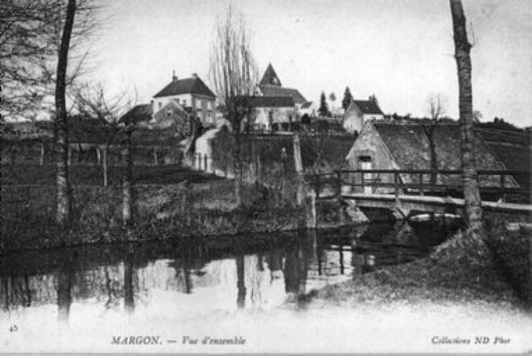 Le bourg de Margon, vue depuis le lavoir : carte postale ancienne, début 20e siècle. (Archives départementales d'Eure-et-Loir).