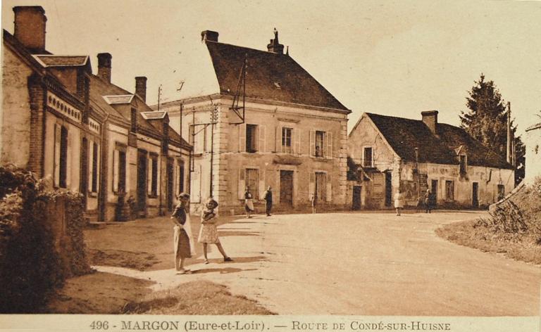 Vue de situation depuis le sud-est, carte postale ancienne, début 20e siècle. (Archives départementales d'Eure-et-Loir).