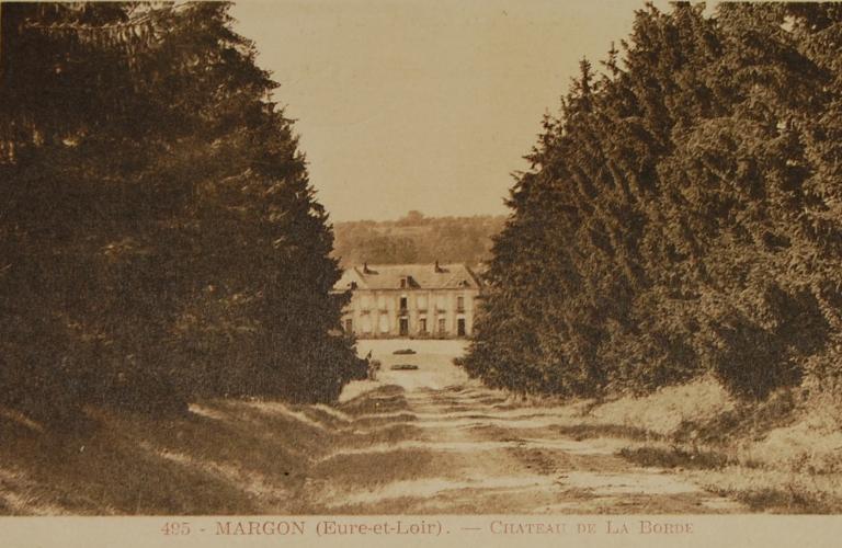 Vue générale depuis l'allée principale au sud-est (carte postale ancienne, début 20e siècle). (Archives départementales d'Eure-et-Loir).