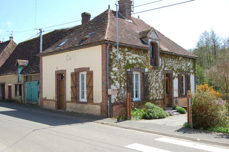 Ancienne ferme devenue café, actuellement maison (partie ouest), vue depuis l'ouest. ; Ozée, maison en rez-de-chaussée (non étudiée).