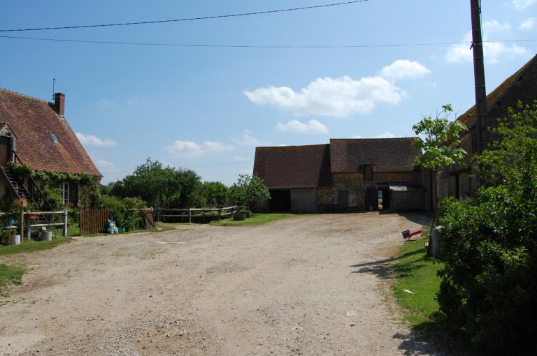 Vue d'ensemble de la ferme depuis l'ouest.