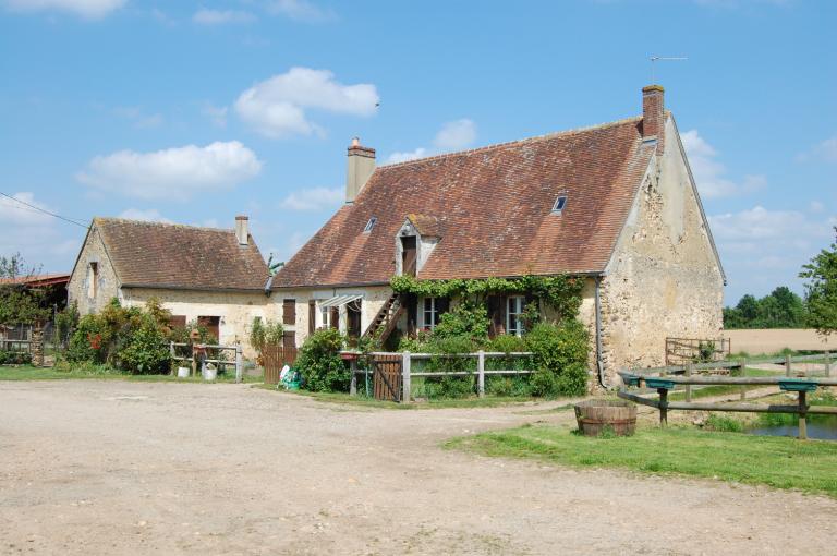 Logis et dépendance (écurie et étable), vue générale depuis le sud-est. ; Le Bourdigal, ferme de type 'bloc à terre' en équerre (étudiée).