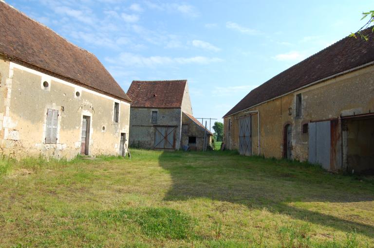 Vue d'ensemble depuis le sud. ; Les Gaudinières, ferme à cour ouverte en 'U' (étudiée).