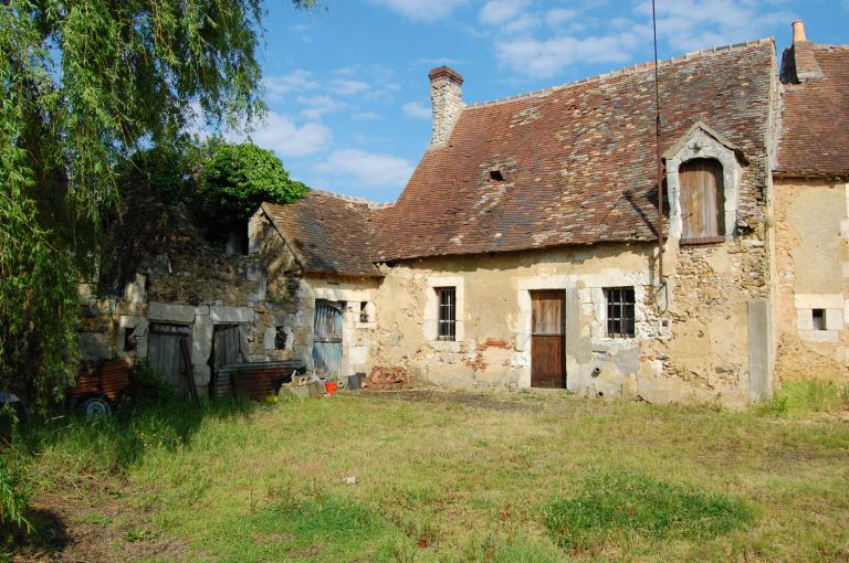 Ancien logis et dépendances en retour d'équerre, vue générale depuis l'est.