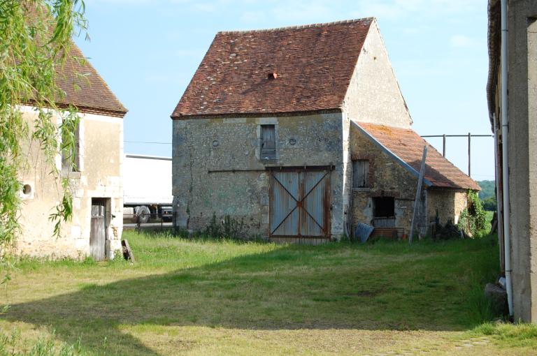 Grange et toit à porcs, vue depuis le sud.