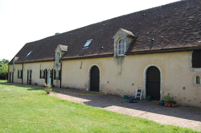 Bâtiment principal, vue de trois quarts.