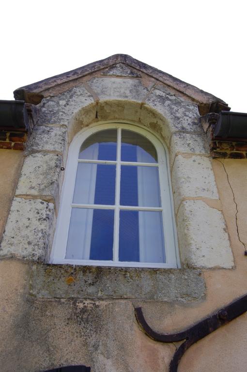 Bâtiment principal, vue de détail d'une lucarne de la façade nord-ouest.