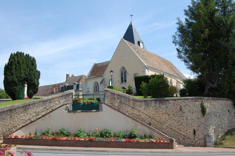 Vue en contrebas de l'escalier de l'église Saint-Martin.