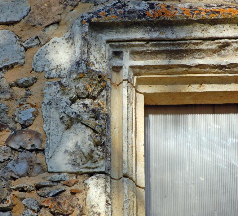 Corps de passage, façade ouest, fenêtre à meneau et traverse de l'étage, culot représentant un ange portant un phylactère.