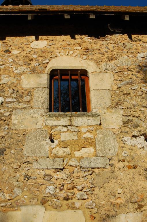 Bâtiment ouest, logis manorial, façade ouest, détail d'une porte de l'étage convertie en fenêtre.