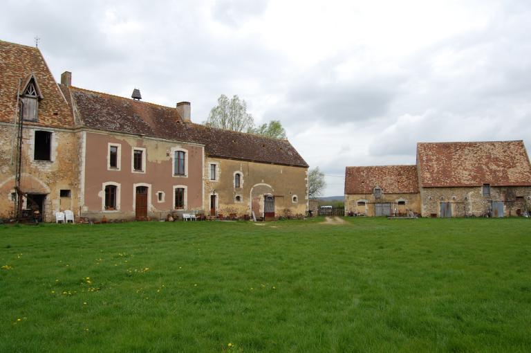 Bâtiments ouest (corps de passage, logis manorial et grange-écurie) et nord (écurie, grange et logement de vacher), vue générale depuis le sud.