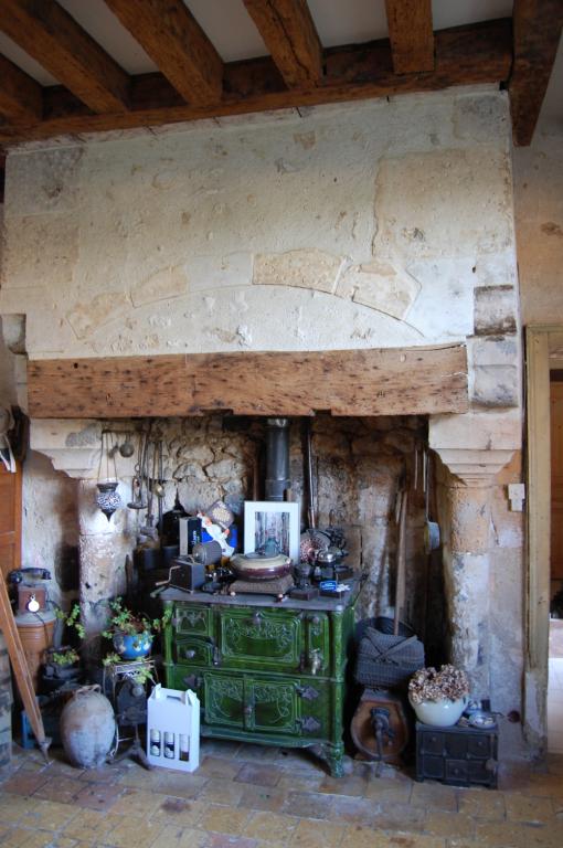 Bâtiment ouest, logis manorial, vue de la cheminée du rez-de-chaussée côté nord.