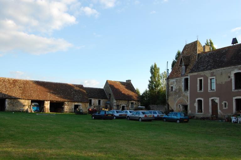 Bâtiments ouest (vue partielle) et sud, vue depuis le nord-est de la ferme.