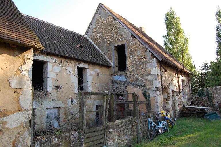 Bâtiment sud (toit à porcs, poulailler et fournil), vue de trois quart.