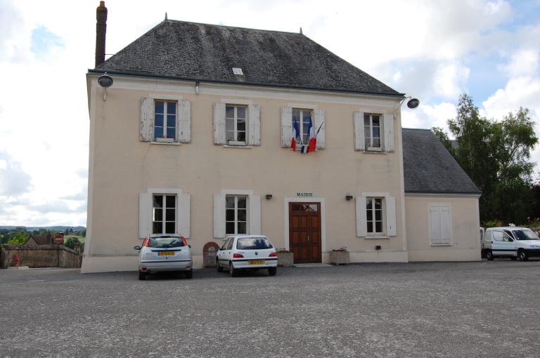 Vue générale depuis le nord. ; Ancienne Mairie-école actuellement mairie.