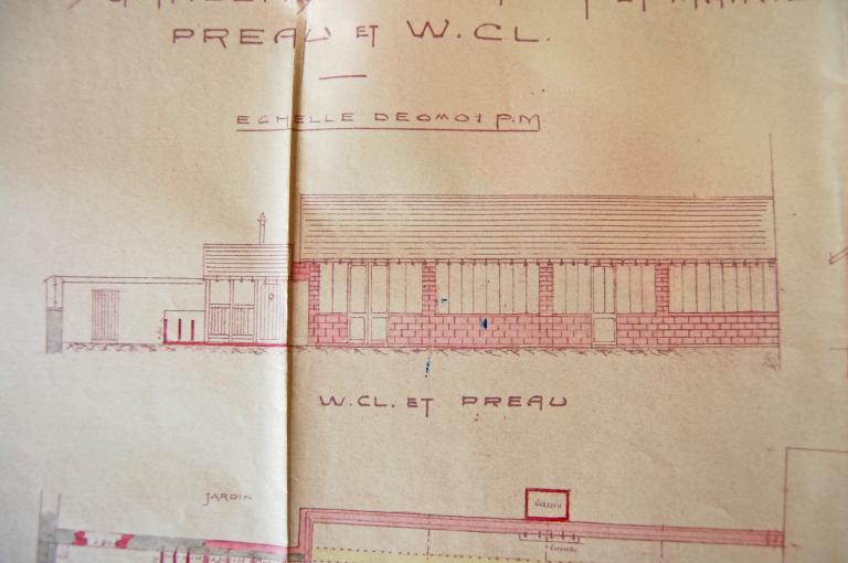 Plan de réaménagement de la mairie-école, du préau, des W-C et du logement de l'instituteur dressé par l'architecte Cloutier en 1938, plan et élévation des W-C et préau. (Archives départementales d'Eure-et-Loir, 2 O 575).