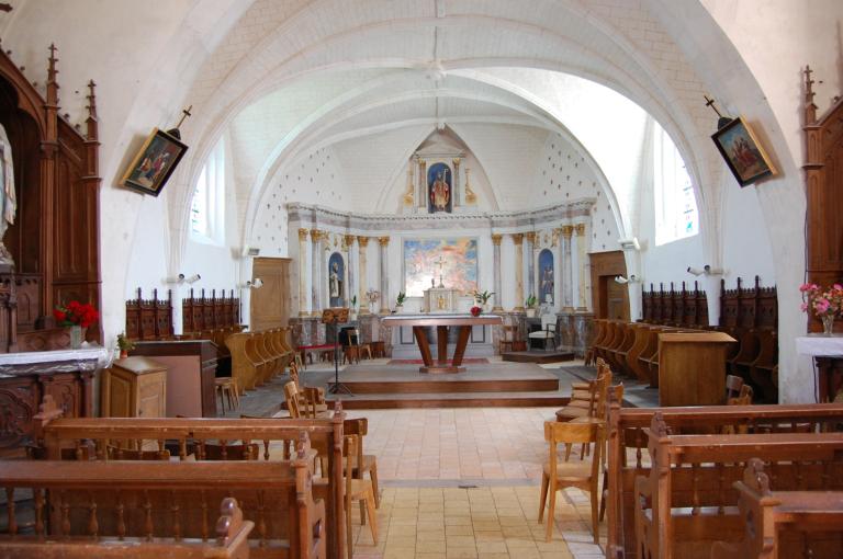 Intérieur, vue axiale de la nef et du choeur. 