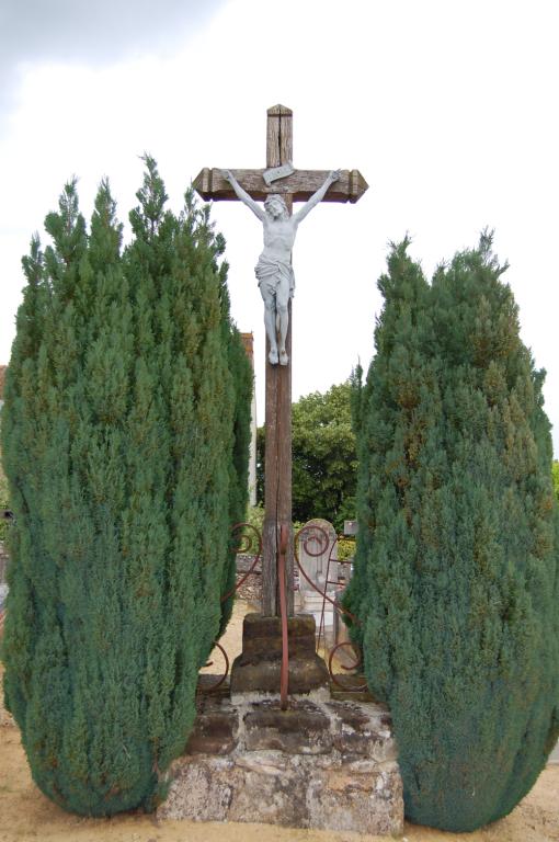 Vue de détail de la croix de cimetière.